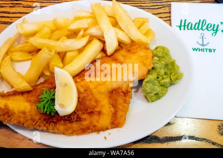 Ein Yorkshire Mahlzeit der Schellfisch, Chips und Erbsenpüree auf Hadleys Cafe in Whitby England Stockfoto