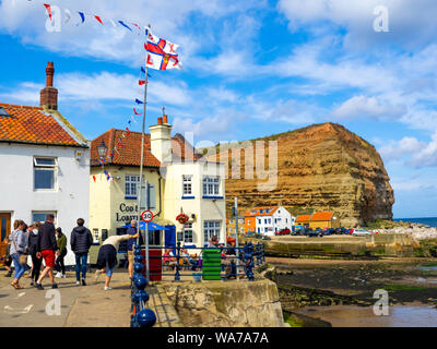 Außerhalb der Kabeljau und Hummer Pub am Hafen in Staithes North Yorkshire im Hochsommer mit Bunting und Flags für rnli Lifeboat Tag Stockfoto