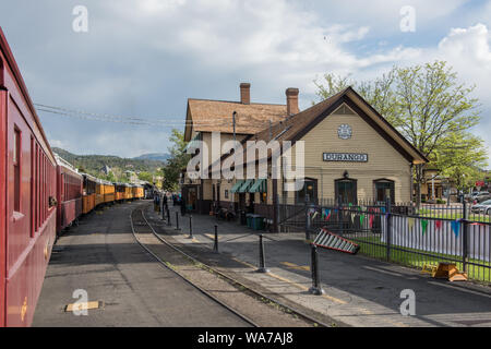 Alle sind an Bord, und der Durango & Silverton Narrow Gauge Railroad (D&SNG) Zug ist für die Abfahrt von der Durango, Colorado, Station, die 1882 gebaut und hat in seinem ursprünglichen Zustand erhalten wurde bereit Stockfoto