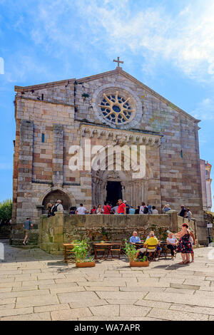 Eintritt in die historische Altstadt von La Coruna katholische Kirche Igrexa de Santiago, La Coruna, Galicien Spanien. Stockfoto