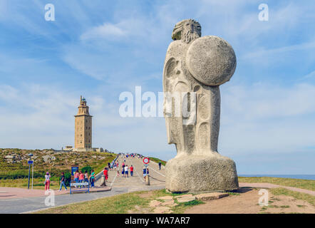 A La Coruna Statue von Breogán Keltischer Kriegerturm von Hercules torre de hercules römischer Leuchtturm Gebäude UNESCO Weltkulturerbe La Coruna Spanien Stockfoto