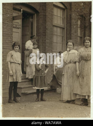 All dies sind Arbeitnehmer in der Cherokee Strumpfwaren Mühle, Rom, GA 12, 10. April 1913. Die jüngsten sind Turners und Loopers. Andere Strumpfwaren Mühlen um hier beschäftigen Kinder von 8 und 9 Jahren. Einige von diesen werden als Junge zu sein. Abstract: Fotografien aus den Aufzeichnungen des Nationalen Kinderarbeit Committee (USA) Stockfoto