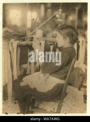 All dies sind Arbeitnehmer in der Cherokee Strumpfwaren Mühle, Rom, GA 12, 10. April 1913. Die jüngsten sind Turners und Loopers. Andere Strumpfwaren Mühlen um hier beschäftigen Kinder von 8 und 9 Jahren. Einige von diesen werden als Junge zu sein. Abstract: Fotografien aus den Aufzeichnungen des Nationalen Kinderarbeit Committee (USA) Stockfoto