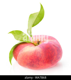 Isolierte Obst. Eine flache Pfirsich (donut Pfirsich) mit Blättern auf weißem Hintergrund mit Freistellungspfad isoliert Stockfoto