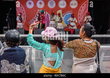 Leicester, Großbritannien. 18. August 2019. Bekannt als die erste Veranstaltung dieser Art hier in Großbritannien, die Leicester Belgrave Mela ist einer der beliebtesten und etablierte freie Gemeinschaft Ereignisse im Vereinigten Königreich. Indischen Basar. für Lebensmittel und Geschenke. Mit der berühmten Rajasthan Heritage Brass Band und der großen indischen Zirkus. Credit: Ian Francis/Alamy leben Nachrichten Stockfoto