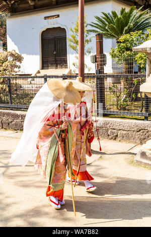 Japan, Insel Miyajima. Zwei japanische Frauen in Tsubo Shozoku Kostüme aus der Heian-zeit von Noblewomen verwendet, wenn außerhalb des Hauses und der Pilger. Stockfoto