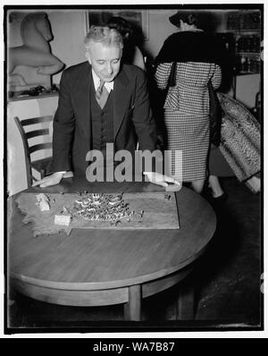 Allen Eaton, verantwortlich für die Ausstellung. Er ist mit der Russell Sage Foundation in New York City. Ein Blick auf die Zusammenfassung whittle von Hugh Haskins, von Montana. Der Vorstand geschnitzt, in der Form des Staates Montana, hält 126 Pferde, Chuck Wagon, Messezelt, Welpen Zelt und andere Dinge notwendig für die Verwendung während der Zusammenfassung Saison Stockfoto