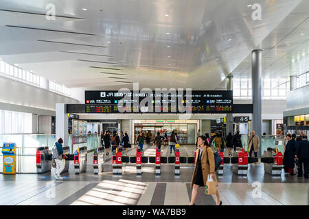 Japan, Hiroshima Station. Zentrale Tor zu JR-Linien und Plattformen mit Ticket Barrieren. Pendler auf beiden Seiten der Grenzen. Stockfoto