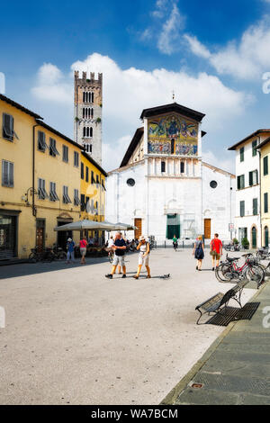 Eine der angeblich 100 Kirchen in Lucca Stockfoto