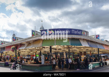 Leicester, Großbritannien. 18. August 2019. Bekannt als die erste Veranstaltung dieser Art hier in Großbritannien, die Leicester Belgrave Mela ist einer der beliebtesten und etablierte freie Gemeinschaft Ereignisse im Vereinigten Königreich. Indischen Basar. für Lebensmittel und Geschenke. Mit der berühmten Rajasthan Heritage Brass Band und der großen indischen Zirkus. Credit: Ian Francis/Alamy leben Nachrichten Stockfoto