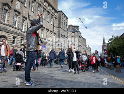 Royal Mile, Edinburgh, Schottland, Großbritannien. 18 Aug, 2019. Edinburgh Fringe, der Mann, der die weltweit kleinste Kite macht Fliegen war eine über der Massen in den böigen Wind auf der High Street. Stockfoto