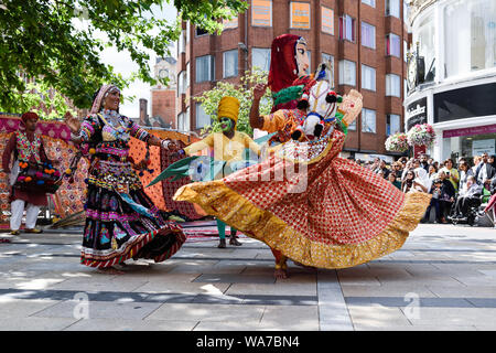 Leicester, Großbritannien. 18. August 2019. Bekannt als die erste Veranstaltung dieser Art hier in Großbritannien, die Leicester Belgrave Mela ist einer der beliebtesten und etablierte freie Gemeinschaft Ereignisse im Vereinigten Königreich. Indischen Basar. für Lebensmittel und Geschenke. Mit der berühmten Rajasthan Heritage Brass Band und der großen indischen Zirkus. Credit: Ian Francis/Alamy leben Nachrichten Stockfoto
