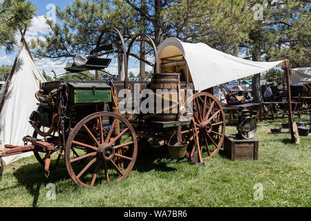 Eine authentische Chuckwagon, Waggon der Koch, begleitet Cowboys, wie sie Rinder über die staubigen Ebenen der frühen amerikanischen Westen fuhr, auf der Rodeo und Grenzstadt Gründen im Cheyenne Frontier Days in der Wyoming Hauptstadt Stockfoto