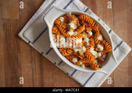 Ein hausgemachtes Gericht Fusilli 'alla Norma", ein sizilianisches Gericht mit gebratenen Auberginen, Mozzarella oder Ricotta, Tomatensoße und Basilikum. Stockfoto