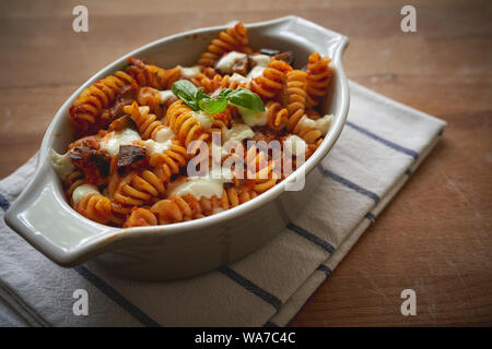 Ein hausgemachtes Gericht Fusilli 'alla Norma", ein sizilianisches Gericht mit gebratenen Auberginen, Mozzarella oder Ricotta, Tomatensoße und Basilikum. Stockfoto