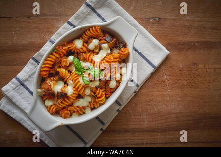 Ein hausgemachtes Gericht Fusilli 'alla Norma", ein sizilianisches Gericht mit gebratenen Auberginen, Mozzarella oder Ricotta, Tomatensoße und Basilikum. Stockfoto