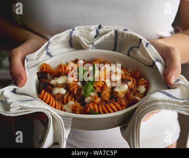 Ein hausgemachtes Gericht Fusilli 'alla Norma", ein sizilianisches Gericht mit gebratenen Auberginen, Mozzarella oder Ricotta, Tomatensoße und Basilikum. Stockfoto