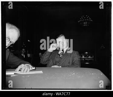 Angezeigt wird, bevor sie stirbt. Washington, D.C., November 14. Zygmund Dobrzynski, von Detroit, United Automobile Workers Veranstalter, erklärte das Haus Untersuchungsausschuss un-amerikanische Angelegenheiten, dass die Kommunistische Partei nach der Regelung des Auto Gewerkschaften glauben, dass im Falle eines Krieges, der Rüstungsindustrie lahmlegen könnte. Diese Taktik waren, sagte er, ihm im Mai 1937 umrissen, von William Weinstone, damals Staatssekretär der Kommunistischen Partei in Michigan. Dobrzynski, sagte, daß er Nationaldirektor wurde von Ford Werk Veranstalter für die UAW, 11/14/38 Stockfoto