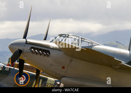 De Havilland DH.98 Mosquito Zweiten Weltkrieg Jagdflugzeug am Flügel über Wairarapa Airshow, Haube Flugplatz, Masterton, Neuseeland Stockfoto