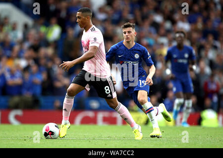 Von Leicester City Youri Tielemans (links) und Chelsea's Maurer Berg Kampf um den Ball während der Premier League Match an der Stamford Bridge, London. Stockfoto