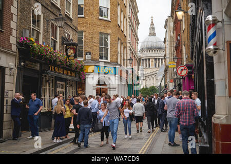 London, UK - August, 2019. Watling Street im Herzen der Stadt London, voll von Menschen, die während der Mittagspause, mit St. Paul's Cathedral. Stockfoto
