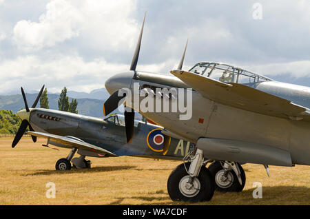 De Havilland DH.98 Mosquito Zweiten Weltkrieg Jagdflugzeug am Flügel über Wairarapa airshow Haube Flugplatz Masterton, Neuseeland. Supermarine Spitfire Stockfoto