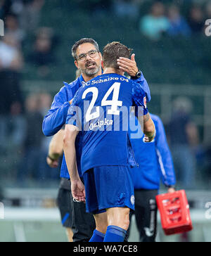 Letzte Jubel GE, Trainer David Wagner l. (GE) Umarmungen Bastian OCZIPKA (GE). Fussball 1. 1. Fussballbundesliga, 1. Spieltag, Borussia Mönchengladbach (MG) - FC Schalke 04 (GE) 0:0, den 17.08.2019 im Borussia Mönchengladbach/Deutschland. € | Nutzung weltweit Stockfoto