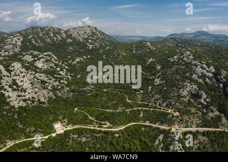 Luftaufnahme von einem Berg Straße, die zu den Fluss Crnojevica in der Nähe von Lake Skadar. Nationalpark Skadarsee, Montenegro. Stockfoto