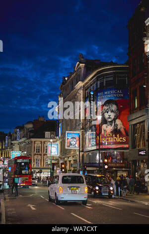 London, UK - August, 2019. Shaftesbury Avenue, eine große Straße im West End von London, wo mehrere Theater. Stockfoto