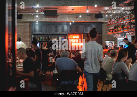 London, UK - August, 2019. Jugendliche Getränke in einer Bar in Soho, London. Stockfoto