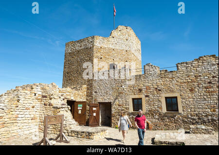 Die Ruinen der mittelalterlichen Burg in Inowłódz, Tomaszów Mazowiecki County, Woiwodschaft Łódź, in Zentral Polen Stockfoto