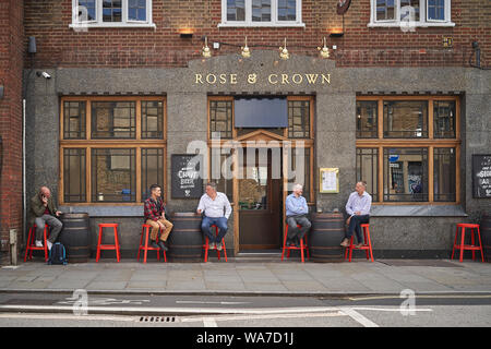 London, UK - August, 2019. Die Leute, die Getränke außerhalb eine Kneipe in Central London. Stockfoto