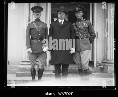 Gefragt Pres. Coolidge bei der Einweihung der First Division Monument der 4. Oktober 1924 zu sprechen. Nach rechts: Brig. Gen. Frank Parker, Kommandant der ersten Div., Oberst James A. Entleeren, ehemaliges Mitglied der 1. Div. Personal und Oberstleutnant George C., 1. Div. Operations Officer [White House, Washington, D.C.] Stockfoto