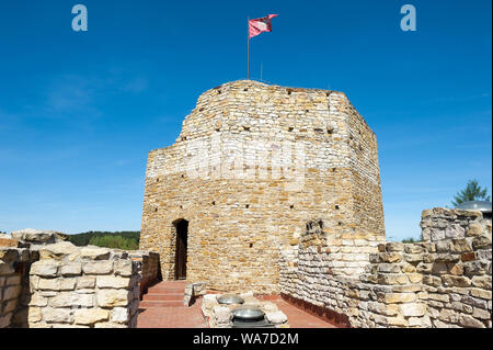 Die Ruinen der mittelalterlichen Burg in Inowłódz, Tomaszów Mazowiecki County, Woiwodschaft Łódź, in Zentral Polen Stockfoto