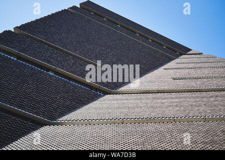 London, UK - August, 2019. Detail der Mauerwerk Fassade der Schalter Haus, neue Erweiterung der Tate Modern. Stockfoto