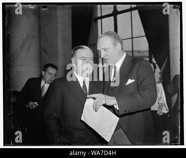 Assistent Cummings überprüft. Washington, D.C., den 12. März. Joseph D. Keenan, Ass't zum Attorney General ist eine tägliche Besucher am Senat-richterliche Anhörung auf dem Höchsten Gericht. Er ist mit dem Vorsitzenden des Ausschusses Senator Henry F. Ashurst, von Arizona [...] Stockfoto