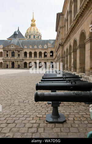 Napoleons Kanonen im Innenhof des Invalides Musee de l'Armee, Paris, Frankreich. Stockfoto