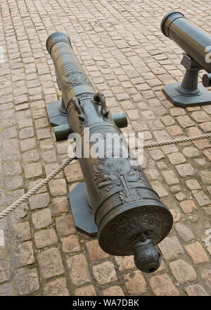 Napoleons Kanonen im Innenhof des Invalides Musee de l'Armee, Paris, Frankreich. Stockfoto