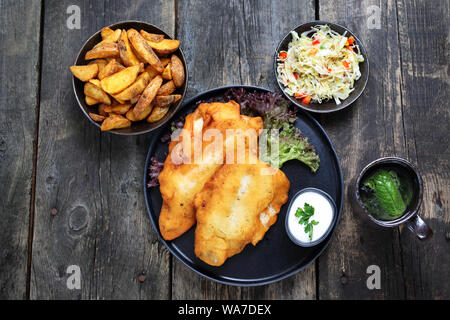 Gebratener Fisch in Teig mit Pommes und Salat. Stockfoto