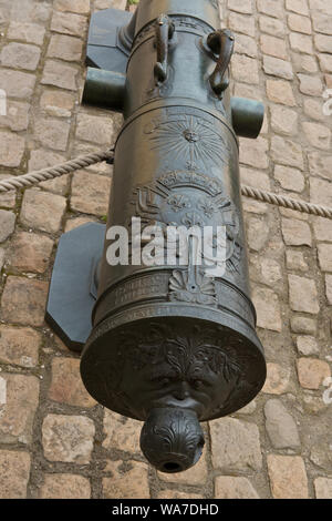 Napoleons Kanonen im Innenhof des Invalides Musee de l'Armee, Paris, Frankreich. Stockfoto