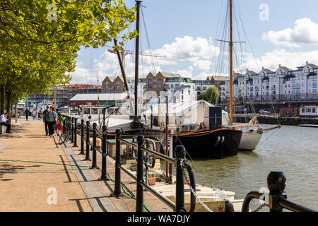 Malerischer Fußgängerweg, Hannover Quay, der schwimmende Hafen von Bristol, City of Bristol, Großbritannien Stockfoto