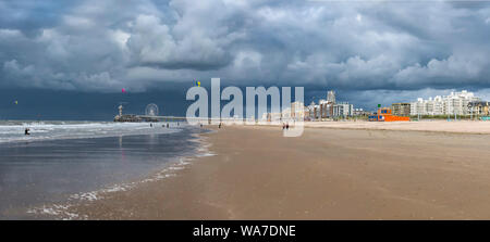 In Den Haag Scheveningen Strand bei Sonnenuntergang an einem schönen Sommerabend, Niederlande Stockfoto