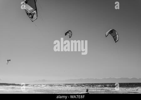 Kitesurfer auf Glencairn Strand auf Südafrika der False Bay Küste, in der Nähe der Stadt Cape Town Stockfoto