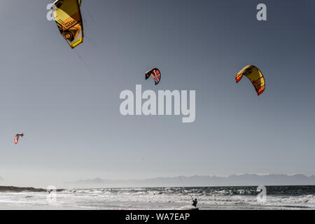 Kitesurfer auf Glencairn Strand auf Südafrika der False Bay Küste, in der Nähe der Stadt Cape Town Stockfoto