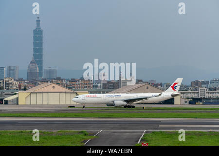 TAIPEI, Taiwan - 18. MAI 2019: China Eastern Airlines Airbus A330-300 im Taipei Songshan Airport in Taipei, Taiwan besteuern. Stockfoto