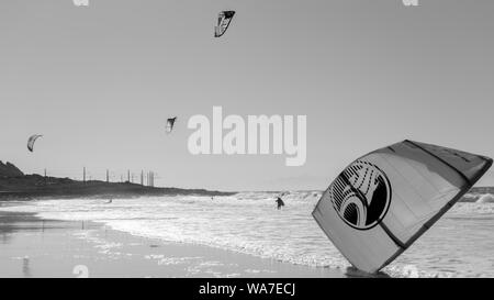 Kitesurfer auf Glencairn Strand auf Südafrika der False Bay Küste, in der Nähe der Stadt Cape Town Stockfoto