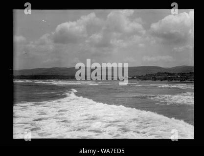 Athlit. Verschiedene einschließlich Ausgrabungen, Ruinen aus der Strand, butress [d.h., buttress] Wand in der Nähe des Meeres Stockfoto