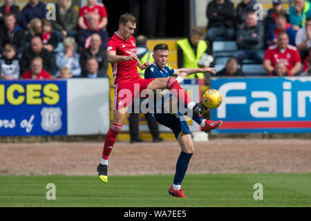 18. August 2019; Dens Park, Dundee, Schottland, Scottish League Cup, zweite Runde, Dundee Football Club gegen Aberdeen Football Club; Ryan Absicherungen von Aberdeen Herausforderungen für die Kugel mit Jordanien McGhee von Dundee - redaktionelle Verwendung. Stockfoto