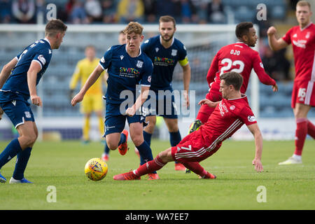 18. August 2019; Dens Park, Dundee, Schottland, Scottish League Cup, zweite Runde, Dundee Football Club gegen Aberdeen Football Club; Finlay Robertson von Dundee geht vorbei Craig Bryson von Aberdeen - redaktionelle Verwendung. Stockfoto