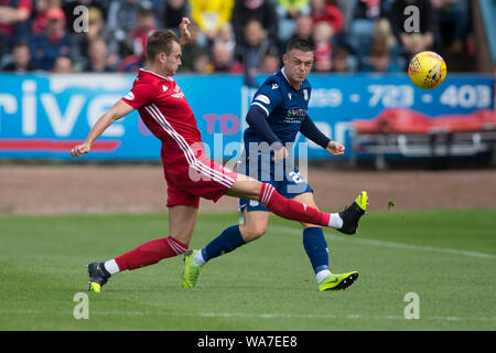 18. August 2019; Dens Park, Dundee, Schottland, Scottish League Cup, zweite Runde, Dundee Football Club gegen Aberdeen Football Club; Jordanien Marshall von Dundee genehmigt von Ryan Absicherungen von Aberdeen - redaktionelle Verwendung. Stockfoto